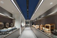 杭州市にあるAtour Light Hotel Hangzhou West Lake Lakeside Qinghefangの洗面台のある長い廊下があるレストラン