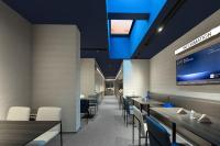 杭州市にあるAtour Light Hotel Hangzhou West Lake Lakeside Qinghefangのテーブルと椅子、大画面のレストランを併設しています。