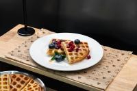 杭州市にあるAtour Light Hotel Hangzhou West Lake Lakeside Qinghefangのテーブル上のワッフル皿