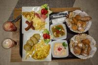 ein Tablett mit Lebensmitteln verschiedener Art darauf in der Unterkunft The Muse Luxury View Hotel in Kairo