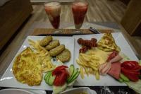 einen Teller mit Eiern und Pommes frites in der Unterkunft The Muse Luxury View Hotel in Kairo