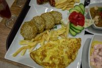 ein weißer Teller mit Pommes frites und einem Omelett in der Unterkunft The Muse Luxury View Hotel in Kairo