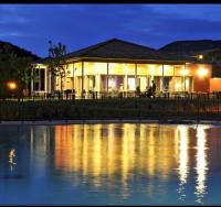 Výhled na řeku, která protéká v blízkosti hotelu