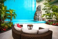 una piscina con un sofá y una cascada en P V near Colomitos Beach Boutique Hotel, en Puerto Vallarta