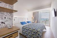 Posteľ alebo postele v izbe v ubytovaní Amadria Park Beach Hotel Jure