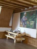 Ein Zimmer mit einem Bild eines Mannes, der an einer Wand sitzt. in der Unterkunft Yettle Hanok Stay in Gyeongju