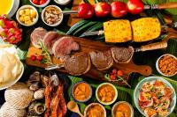 Una mesa cubierta con un buffet de diferentes tipos de comida. en パプリカホテルです, en Kisarazu