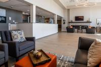 Amsterdam Inn & Suites, Ascend Hotel Collectionにあるシーティングエリア