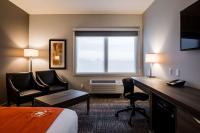 Amsterdam Inn & Suites, Ascend Hotel Collectionにあるテレビまたはエンターテインメントセンター