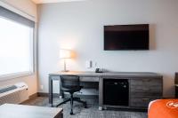 Amsterdam Inn & Suites, Ascend Hotel Collectionにあるテレビまたはエンターテインメントセンター