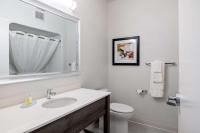 Amsterdam Inn & Suites, Ascend Hotel Collectionにあるバスルーム