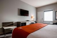 Amsterdam Inn & Suites, Ascend Hotel Collectionにあるテレビまたはエンターテインメントセンター