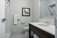 Amsterdam Inn & Suites, Ascend Hotel Collectionにあるバスルーム