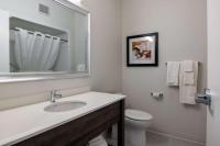 Amsterdam Inn & Suites, Ascend Hotel Collectionにあるバスルーム
