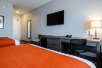 Amsterdam Inn & Suites, Ascend Hotel Collectionにあるテレビまたはエンターテインメントセンター