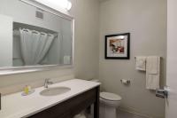 Amsterdam Inn & Suites, Ascend Hotel Collectionにあるバスルーム