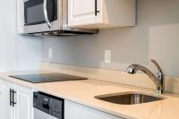 Amsterdam Inn & Suites, Ascend Hotel Collectionにあるキッチンまたは簡易キッチン
