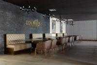 een eetkamer met een lange tafel en stoelen bij Resort de Luxo em Gramado in Gramado