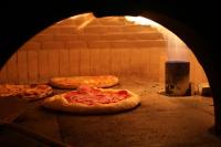 drie pizza's in een bakstenen oven bij Resort de Luxo em Gramado in Gramado