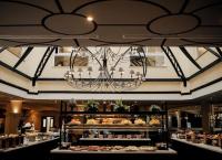 een kroonluchter die aan het plafond van een bakkerij hangt bij Resort de Luxo em Gramado in Gramado