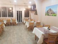 En restaurant eller et andet spisested på Midtown Apartment