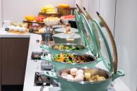 上海市にあるAtour X Hotel The Bund East Nanjing Roadの食器の盛り合わせ