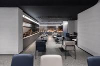 um restaurante com mesas, cadeiras e um bar em Atour Light Hotel Beijing Daxing Airport Caoqiao Subway Station em Pequim