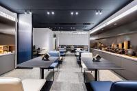 um restaurante com mesas e cadeiras e um balcão em Atour Light Hotel Beijing Daxing Airport Caoqiao Subway Station em Pequim