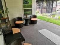 un patio con 4 sillas, una mesa y una ventana en Meadow Ridge Haven, en Distrito municipal de Maple Ridge