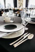 Una mesa con platos blancos y cubiertos sobre una mesa. en Wisteria Hotel, en Laskowiec