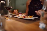 een vrouw die aan een tafel zit met een bord eten bij Hotel Waldfrieden in Schladming