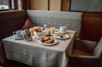 een tafel met een bord eten en fruit erop bij Hotel Waldfrieden in Schladming