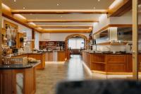 een grote keuken met houten kasten en een groot eiland bij Hotel Waldfrieden in Schladming