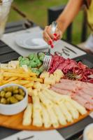 パソ・デ・ラ・パトリアにあるHotel Jardín del Paranáのチーズ皿