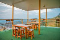 een rij tafels en stoelen op een cruiseschip bij The View Homestay Monjam เดอะวิว โฮมสเตย์ม่อนแจ่ม in Mon Jam