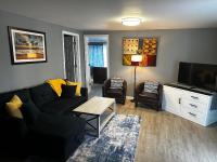 ein Wohnzimmer mit Couch und Fernseher in der Unterkunft Atlantic Breeze Motel &amp; Apartments in Ocean City