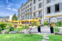 un hotel con césped delante de un edificio en Hôtel Bon Rivage, en Vevey
