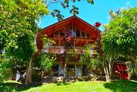 una casa con techo rojo y algunos árboles en Hotel La Casa de Francois, en San Agustín