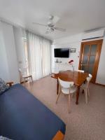 Televízia a/alebo spoločenská miestnosť v ubytovaní Apartamento CA VALEN 2