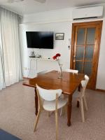 Televízia a/alebo spoločenská miestnosť v ubytovaní Apartamento CA VALEN 2