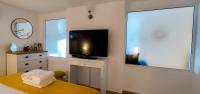 Televízia a/alebo spoločenská miestnosť v ubytovaní Lemon Tree Apartment