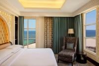 Postel nebo postele na pokoji v ubytování Sheraton Sharjah Beach Resort and Spa