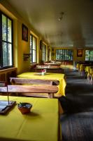 Un aula con filas de bancos, mesas y ventanas. en Alla Arriba, en Las Cruces