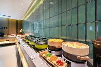 uma cozinha com um monte de comida num balcão em Atour Hotel Beijing Liuli Bridge West Station em Pequim