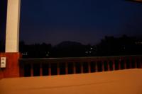 eine Nachtansicht eines Balkons mit einem Zaun in der Unterkunft Villa Lumbung Sidemen in Sidemen