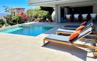 Bazén v ubytování Villa Waves - Agios Nikolaos Anavyssos nebo v jeho okolí