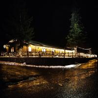 een gebouw met kerstverlichting 's nachts bij Villa Giordani affittacamere Boscoreale in Piandelagotti