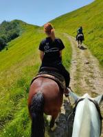 twee mensen rijden te paard over een onverharde weg bij Villa Giordani affittacamere Boscoreale in Piandelagotti