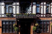 Un edificio con un cartel que dice "el adulto" en Crown Hotel, en Chertsey