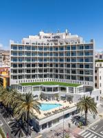 un gran hotel con piscina y palmeras en Ohtels Gran Hotel Almeria, en Almería
